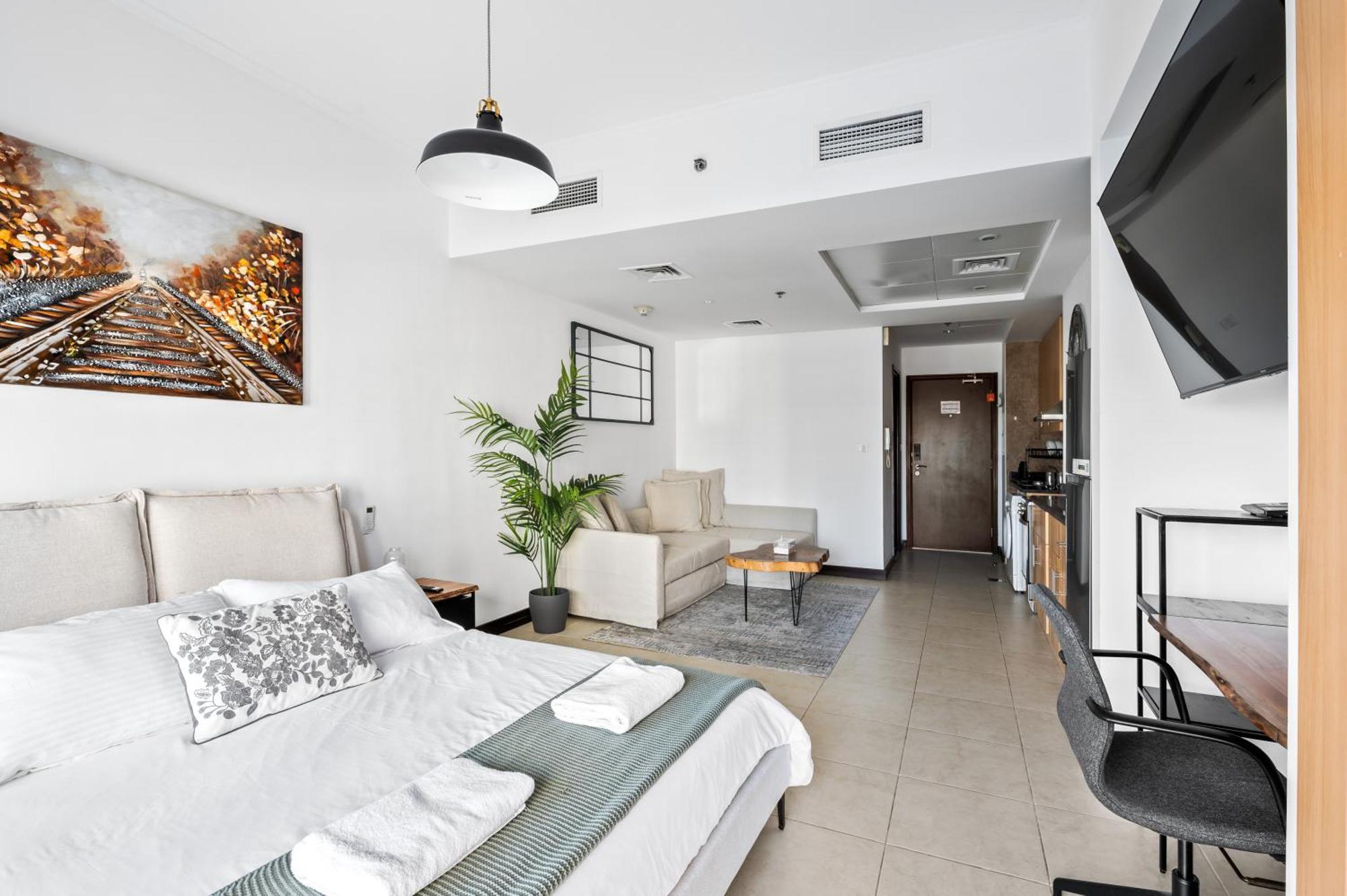 Upscale Studio Full Lake View In Goldcrest View Tower Dubai Exterior photo